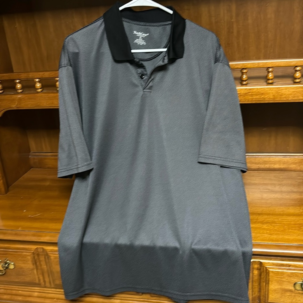 Men’s polo shirt. XL. NorthCrest. Gray pattern with black collar. Good cond.